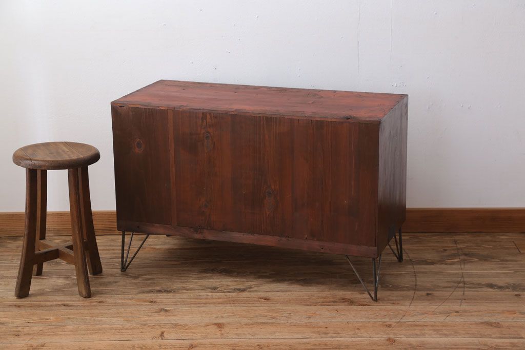 アンティーク家具　和製アンティーク　鉄脚付き!モールガラス引き戸のサイドボード(2)