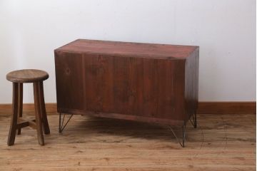 アンティーク家具　和製アンティーク　鉄脚付き!モールガラス引き戸のサイドボード(2)