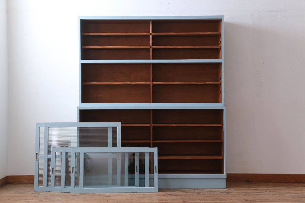 アンティーク家具　アンティーク　モールガラス入り!大きなペイント収納棚(戸棚・食器棚)