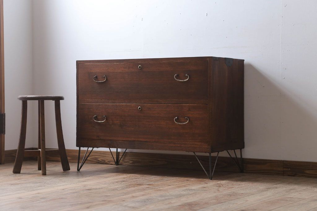 アンティーク家具　和製アンティーク　シンプルな衣装箪笥の鉄脚ローボード(1)