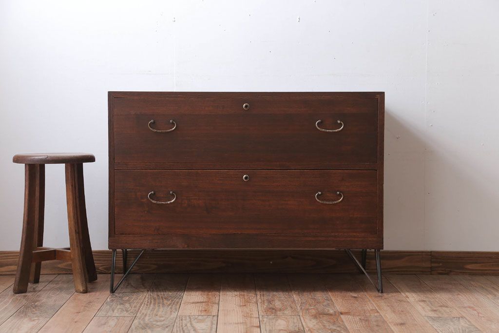 アンティーク家具　和製アンティーク　シンプルな衣装箪笥の鉄脚ローボード(1)