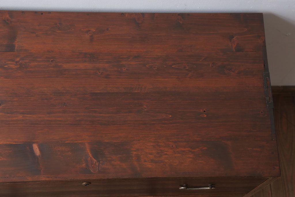 アンティーク家具　和製アンティーク　シンプルな衣装箪笥の鉄脚ローボード(1)