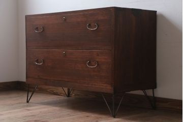 アンティーク家具　和製アンティーク　シンプルな衣装箪笥の鉄脚ローボード(1)