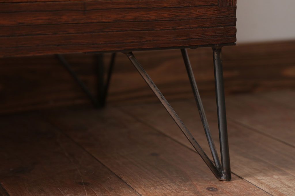 アンティーク家具　和製アンティーク　シンプルな衣装箪笥の鉄脚ローボード(1)