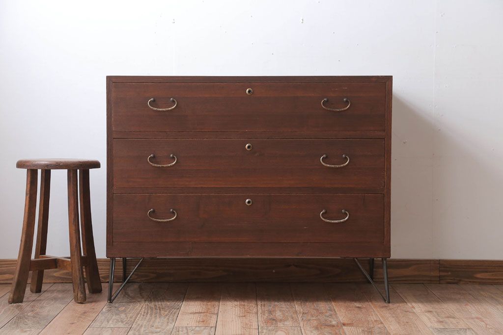 アンティーク家具　和製アンティーク　シンプルな衣装箪笥の鉄脚ローボード(2)