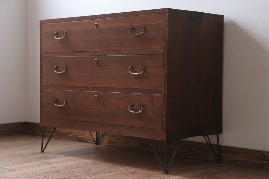 アンティーク家具　和製アンティーク　シンプルな衣装箪笥の鉄脚ローボード(2)