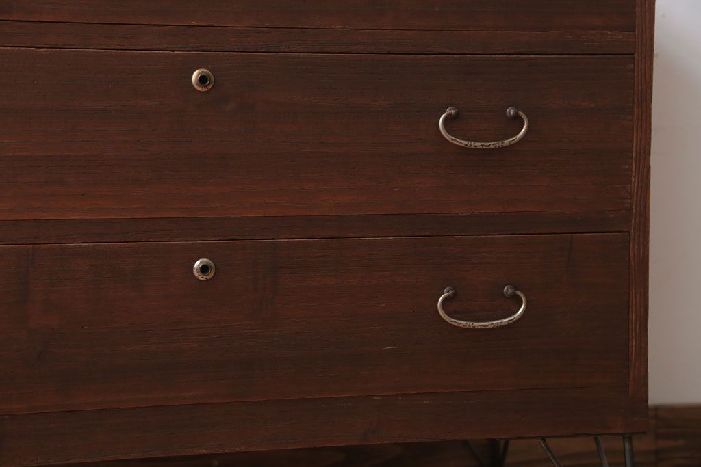 アンティーク家具　和製アンティーク　シンプルな衣装箪笥の鉄脚ローボード(2)