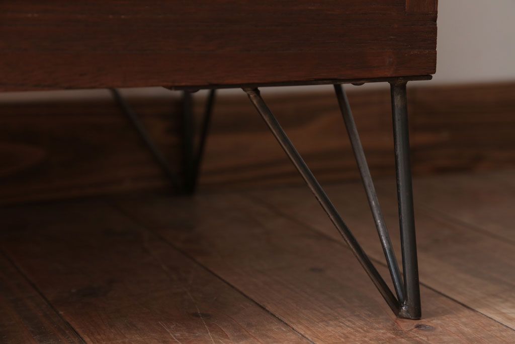アンティーク家具　和製アンティーク　シンプルな衣装箪笥の鉄脚ローボード(2)