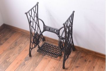 アンティーク家具　アンティーク　おしゃれなミシンの鉄脚