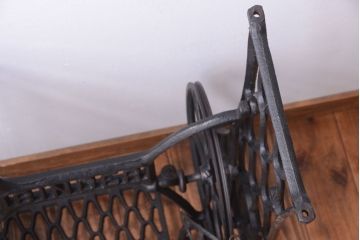 アンティーク家具　アンティーク　おしゃれなミシンの鉄脚