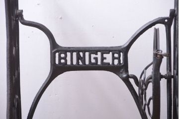 アンティーク家具　アンティーク　おしゃれなミシンの鉄脚