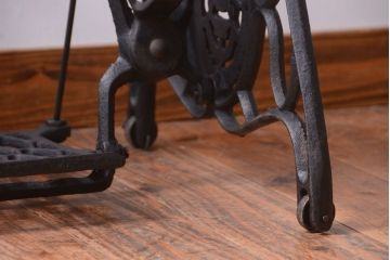 アンティーク家具　アンティーク　おしゃれなミシンの鉄脚