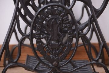 アンティーク家具　アンティーク　おしゃれなミシンの鉄脚
