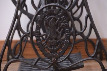 アンティーク家具　アンティーク　おしゃれなミシンの鉄脚