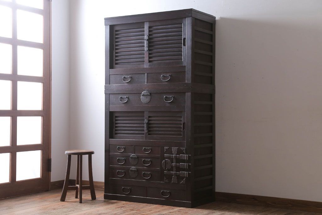 アンティーク家具　古民具・骨董　横桟引き戸!重厚な金具のアンティーク美濃帳場箪笥