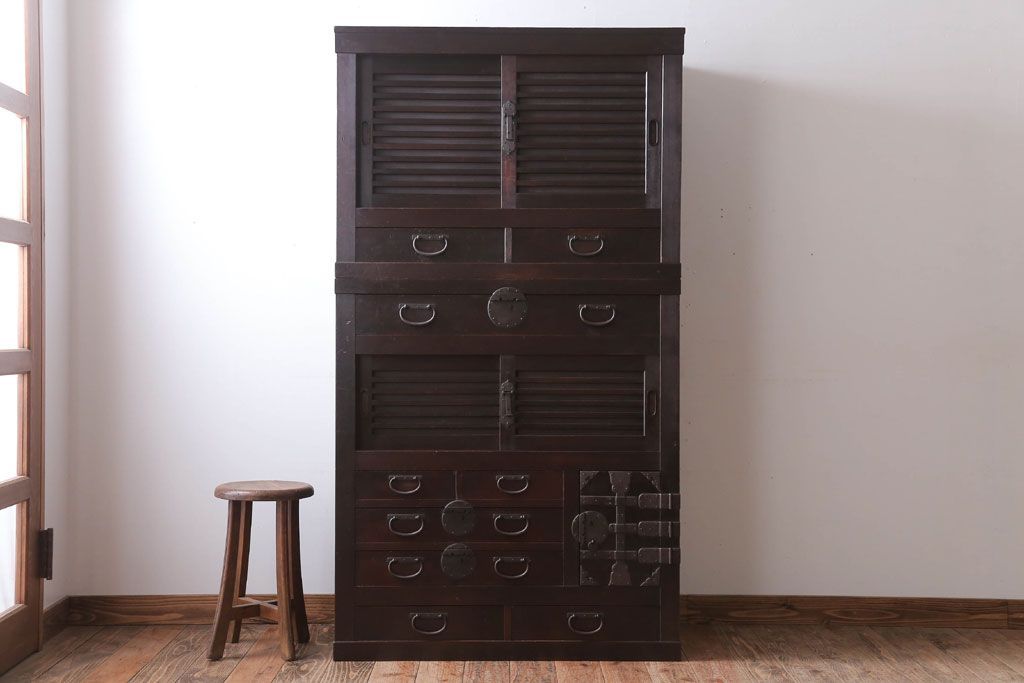 アンティーク家具　古民具・骨董　横桟引き戸!重厚な金具のアンティーク美濃帳場箪笥