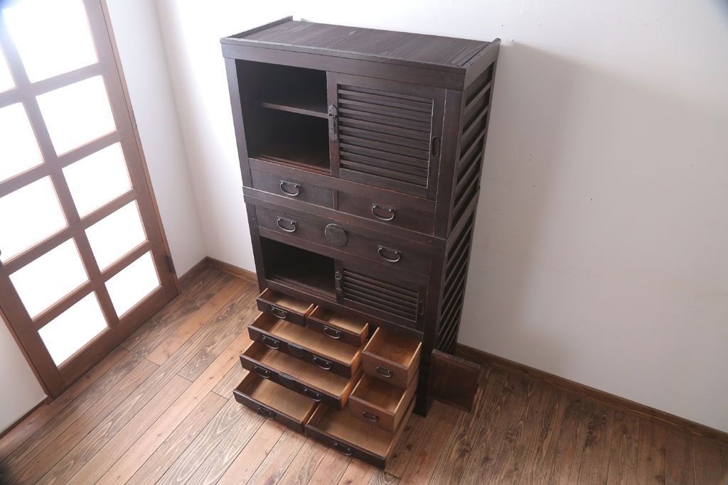 アンティーク家具　古民具・骨董　横桟引き戸!重厚な金具のアンティーク美濃帳場箪笥