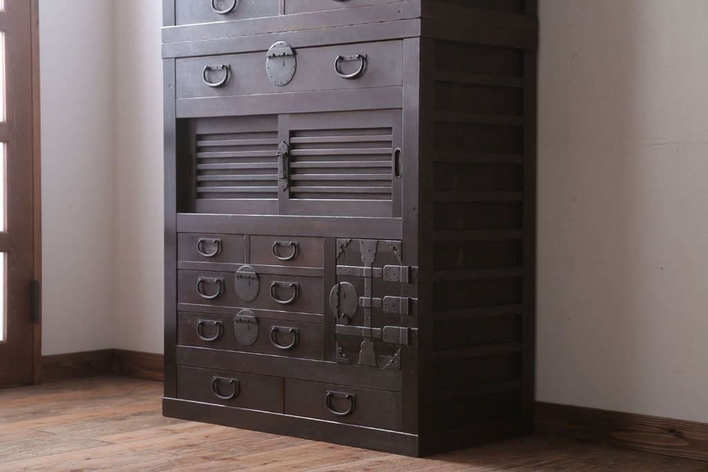 アンティーク家具　古民具・骨董　横桟引き戸!重厚な金具のアンティーク美濃帳場箪笥