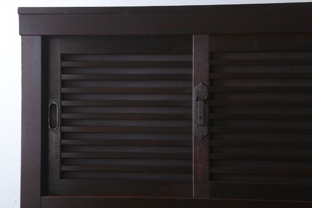 アンティーク家具　古民具・骨董　横桟引き戸!重厚な金具のアンティーク美濃帳場箪笥