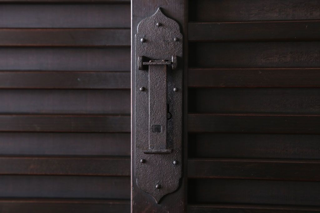 アンティーク家具　古民具・骨董　横桟引き戸!重厚な金具のアンティーク美濃帳場箪笥