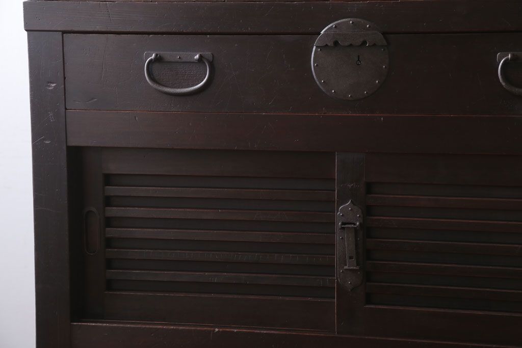 アンティーク家具　古民具・骨董　横桟引き戸!重厚な金具のアンティーク美濃帳場箪笥