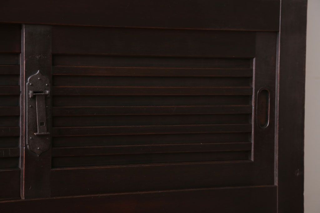 アンティーク家具　古民具・骨董　横桟引き戸!重厚な金具のアンティーク美濃帳場箪笥