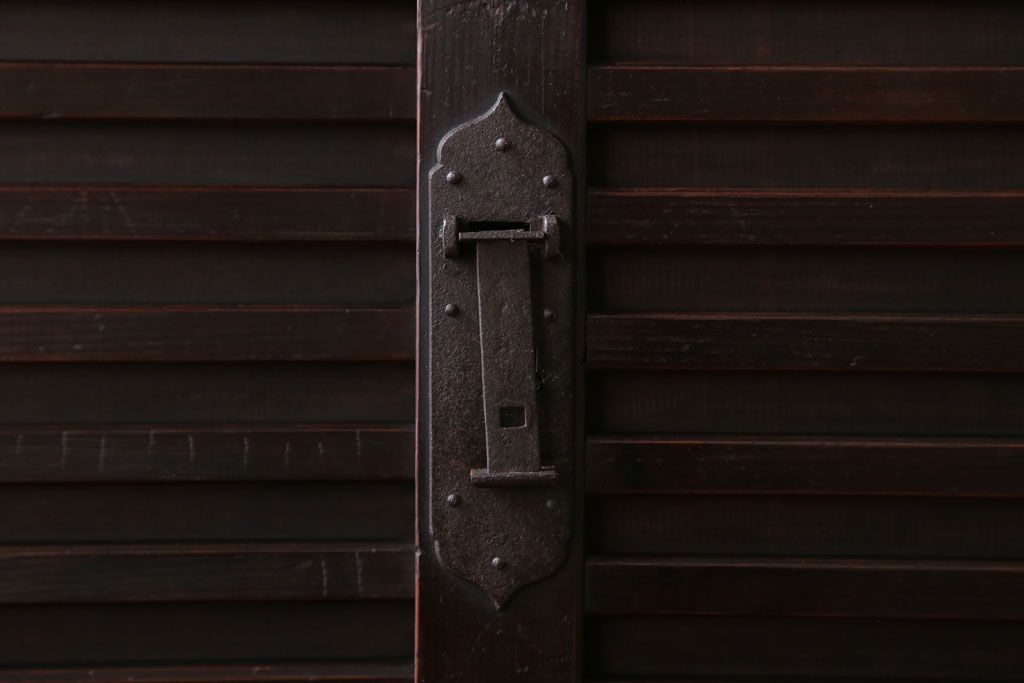アンティーク家具　古民具・骨董　横桟引き戸!重厚な金具のアンティーク美濃帳場箪笥
