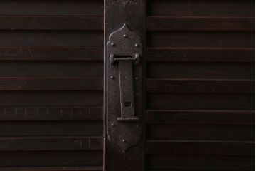 アンティーク家具　古民具・骨董　横桟引き戸!重厚な金具のアンティーク美濃帳場箪笥