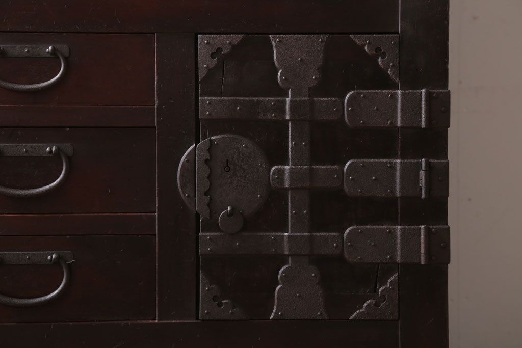アンティーク家具　古民具・骨董　横桟引き戸!重厚な金具のアンティーク美濃帳場箪笥