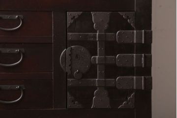 アンティーク家具　古民具・骨董　横桟引き戸!重厚な金具のアンティーク美濃帳場箪笥