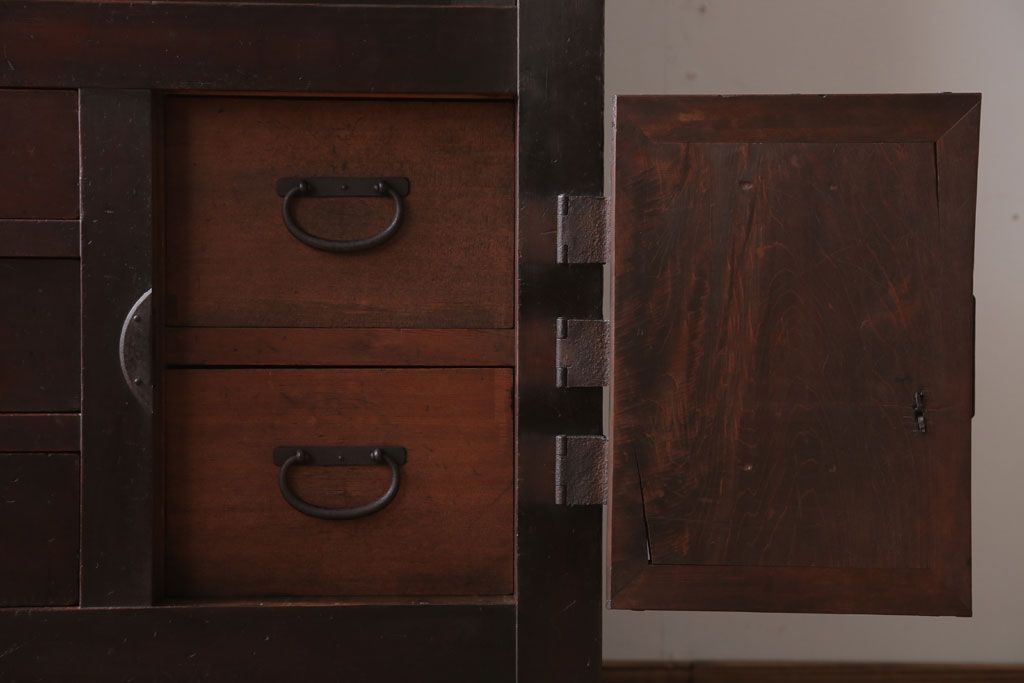 アンティーク家具　古民具・骨董　横桟引き戸!重厚な金具のアンティーク美濃帳場箪笥
