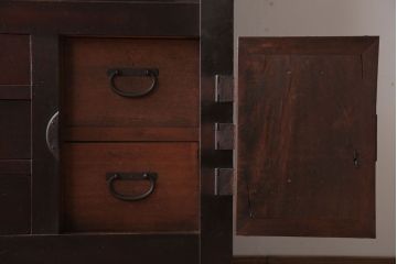 アンティーク家具　古民具・骨董　横桟引き戸!重厚な金具のアンティーク美濃帳場箪笥