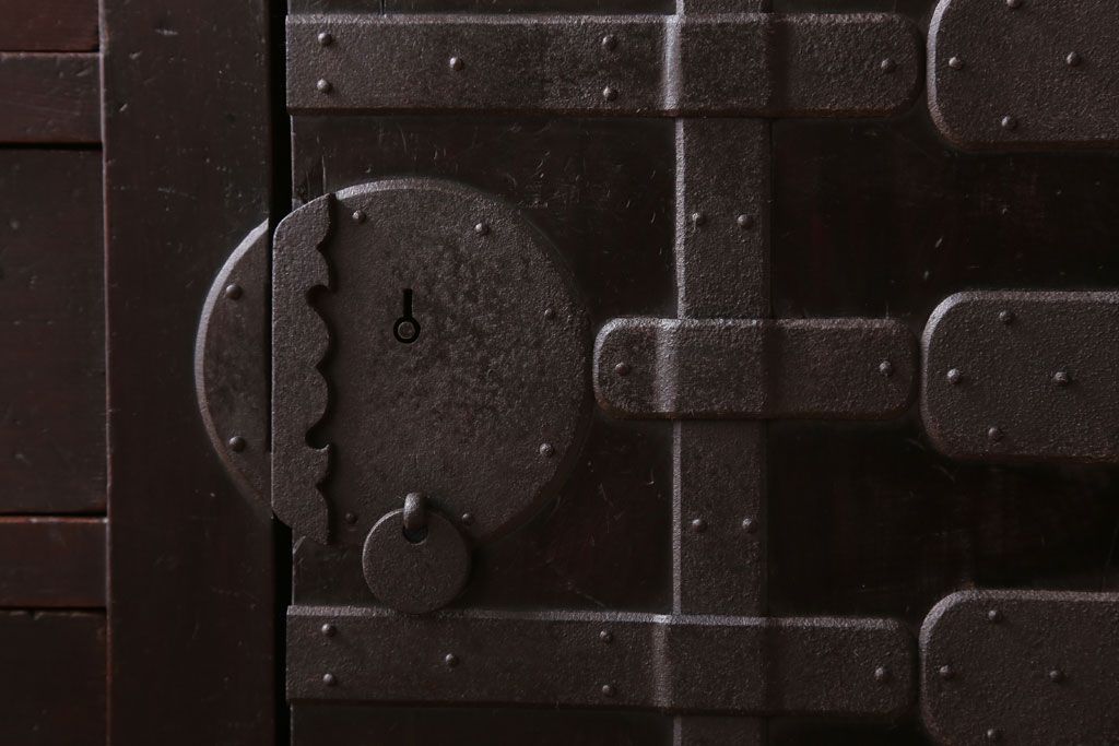 アンティーク家具　古民具・骨董　横桟引き戸!重厚な金具のアンティーク美濃帳場箪笥