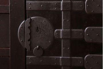 アンティーク家具　古民具・骨董　横桟引き戸!重厚な金具のアンティーク美濃帳場箪笥