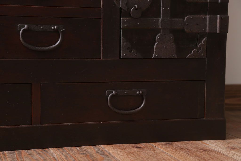 アンティーク家具　古民具・骨董　横桟引き戸!重厚な金具のアンティーク美濃帳場箪笥