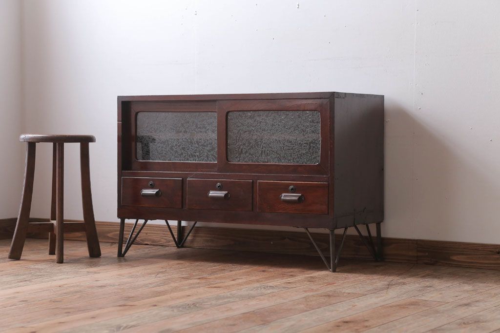 アンティーク家具　和製アンティーク　鉄脚付き!結霜ガラス引き戸のサイドボード