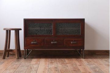 アンティーク家具　和製アンティーク　鉄脚付き!結霜ガラス引き戸のサイドボード