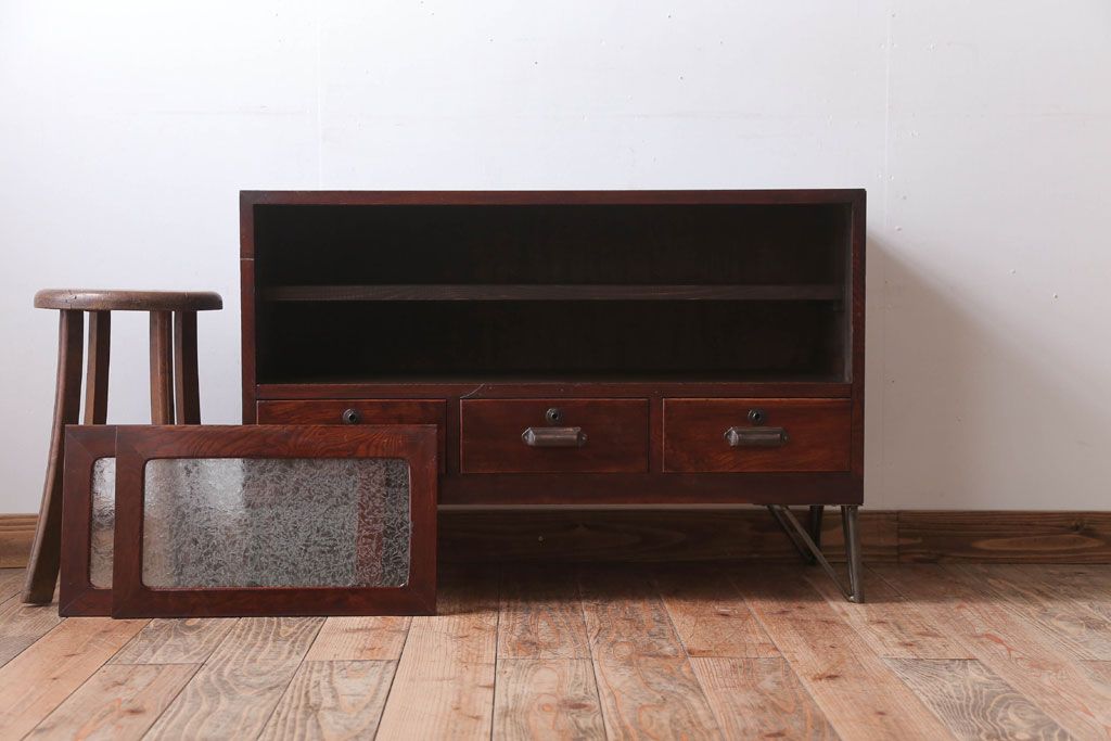 アンティーク家具　和製アンティーク　鉄脚付き!結霜ガラス引き戸のサイドボード