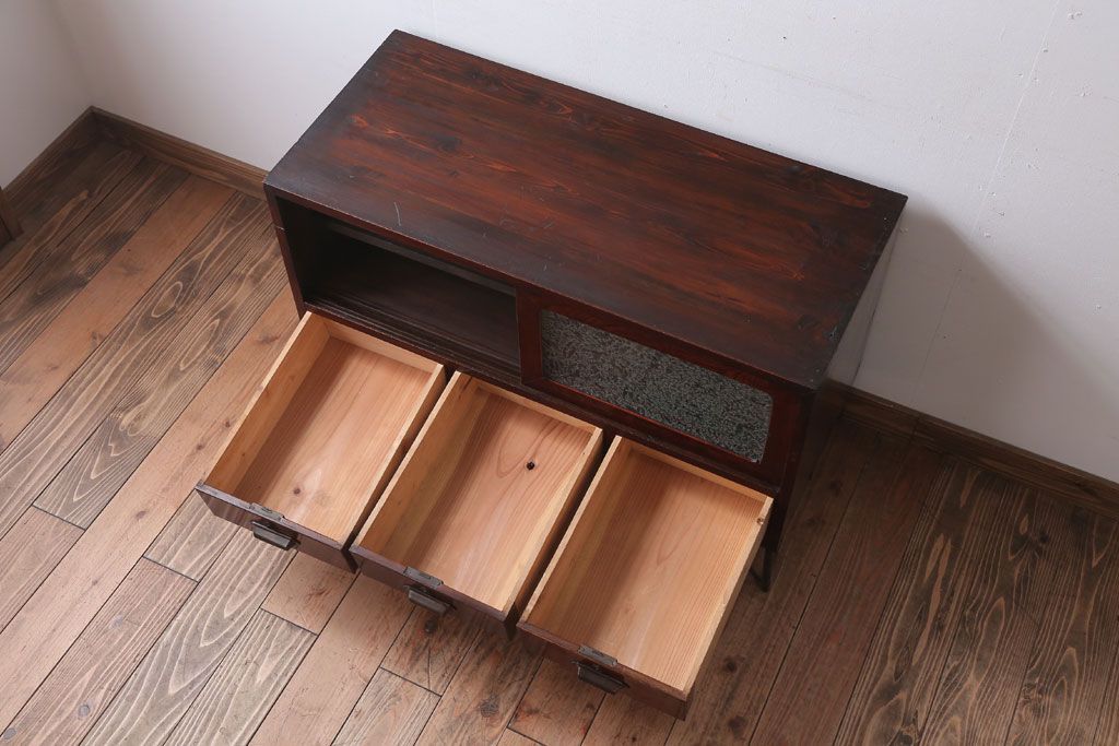 アンティーク家具　和製アンティーク　鉄脚付き!結霜ガラス引き戸のサイドボード