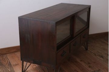 アンティーク家具　和製アンティーク　鉄脚付き!結霜ガラス引き戸のサイドボード