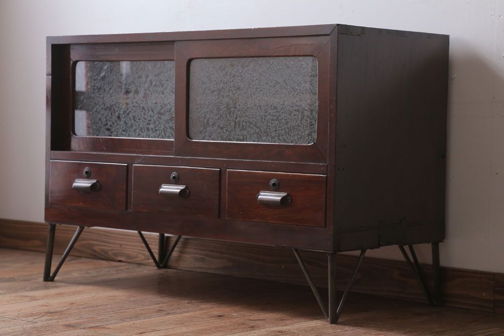 アンティーク家具　和製アンティーク　鉄脚付き!結霜ガラス引き戸のサイドボード