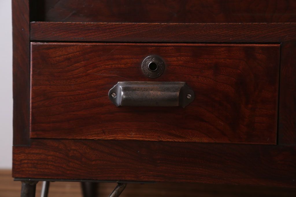 アンティーク家具　和製アンティーク　鉄脚付き!結霜ガラス引き戸のサイドボード