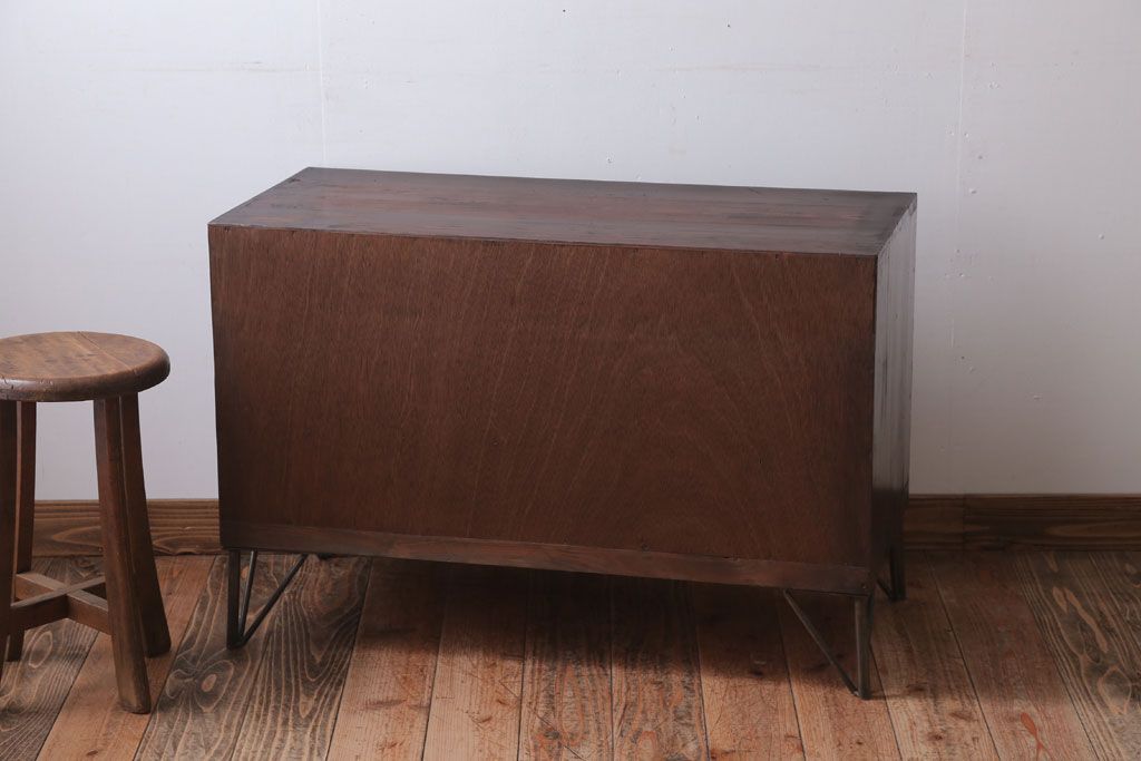 アンティーク家具　和製アンティーク　鉄脚付き!結霜ガラス引き戸のサイドボード