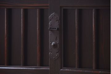 アンティーク家具　古民具・骨董　明治期　框が太く重厚なアンティーク時代箪笥ローボード(2)