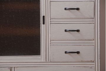 アンティーク家具　アンティークペイント　作業台付き!おしゃれな脚付き食器棚