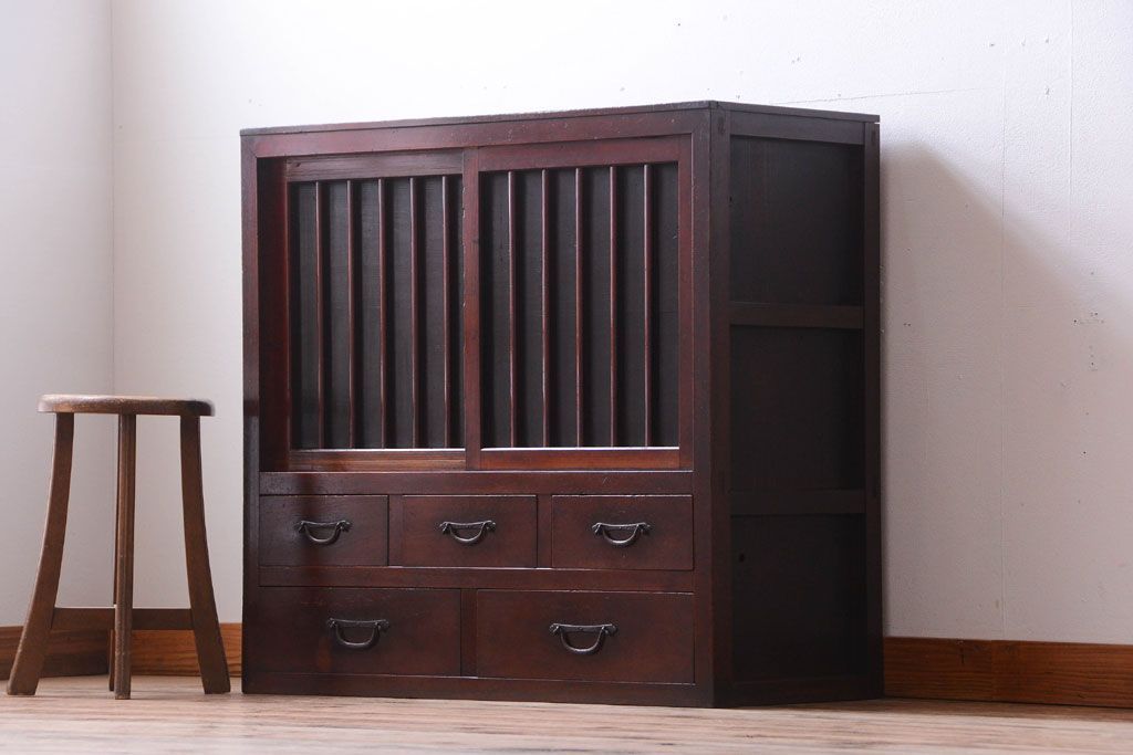 アンティーク家具　古民具・骨董　漆塗り!縦桟引き戸の和製アンティーク収納棚