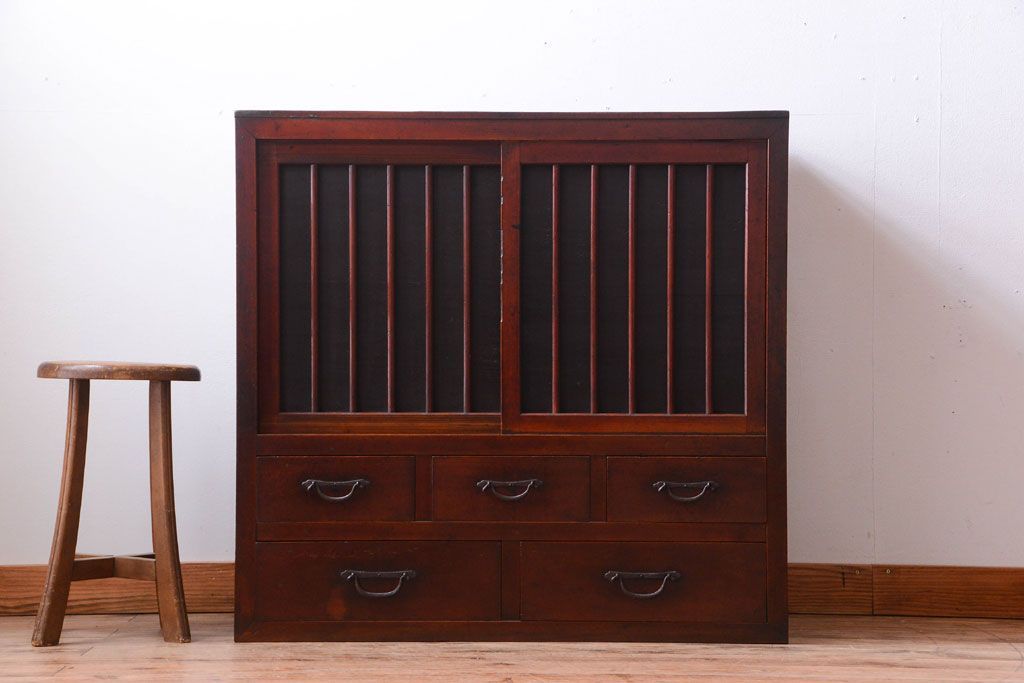 アンティーク家具　古民具・骨董　漆塗り!縦桟引き戸の和製アンティーク収納棚