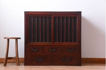 アンティーク家具　古民具・骨董　漆塗り!縦桟引き戸の和製アンティーク収納棚