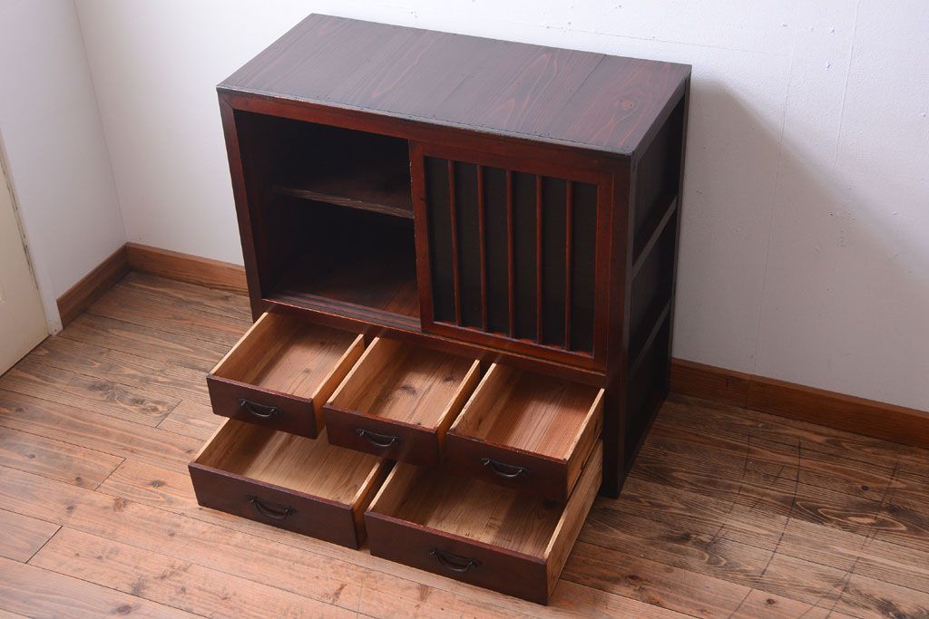 アンティーク家具　古民具・骨董　漆塗り!縦桟引き戸の和製アンティーク収納棚