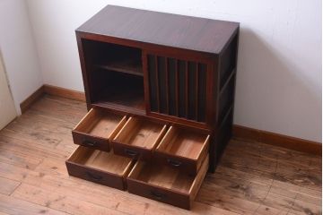 アンティーク家具　古民具・骨董　漆塗り!縦桟引き戸の和製アンティーク収納棚